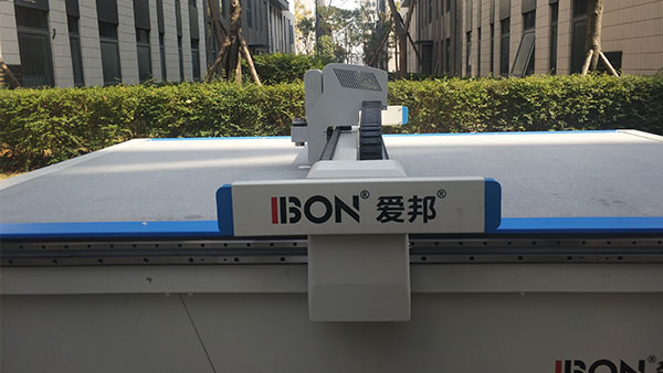 雙面羊絨裁剪機(jī)，皮草自動(dòng)切割設(shè)備。